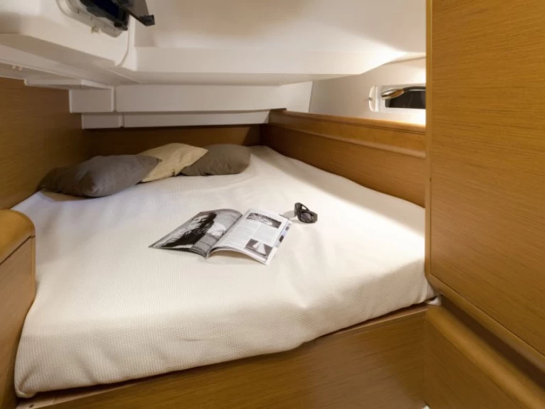 Hire Sailboat with or without skipper Jeanneau Ao Po