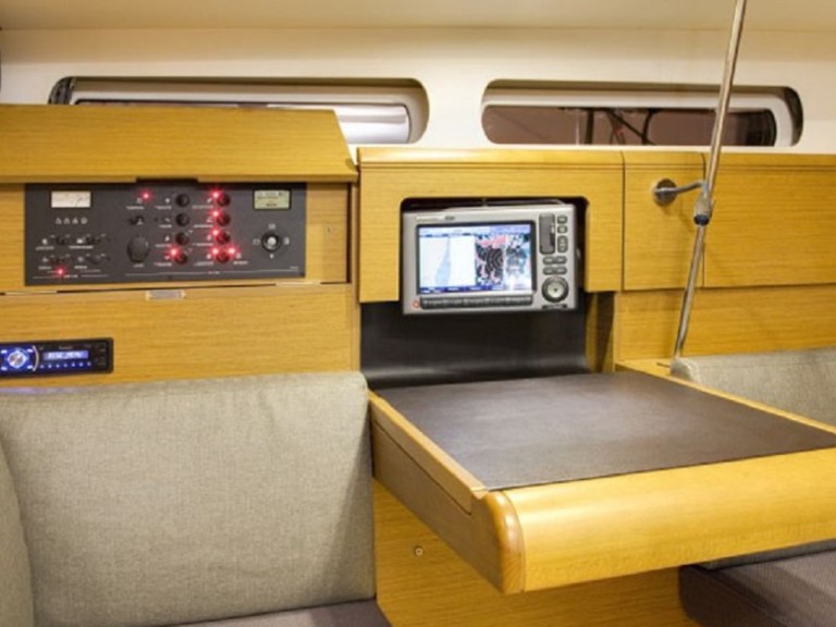 Hire Sailboat Jeanneau with a boat licence