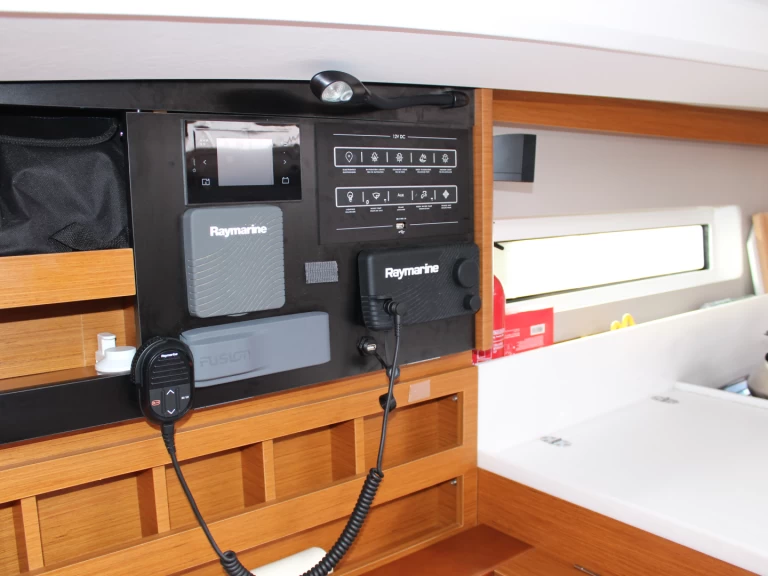 Hire Sailboat Jeanneau with a boat licence