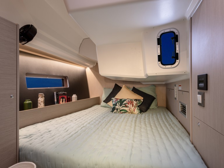 Charter a Bénéteau Sunsail 42 in Road Town on Samboat