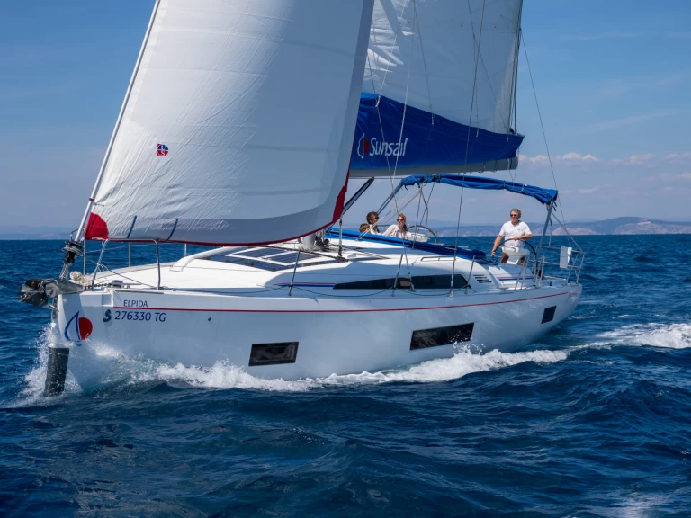 Hire a Bénéteau Oceanis 46.1 Marina (City)