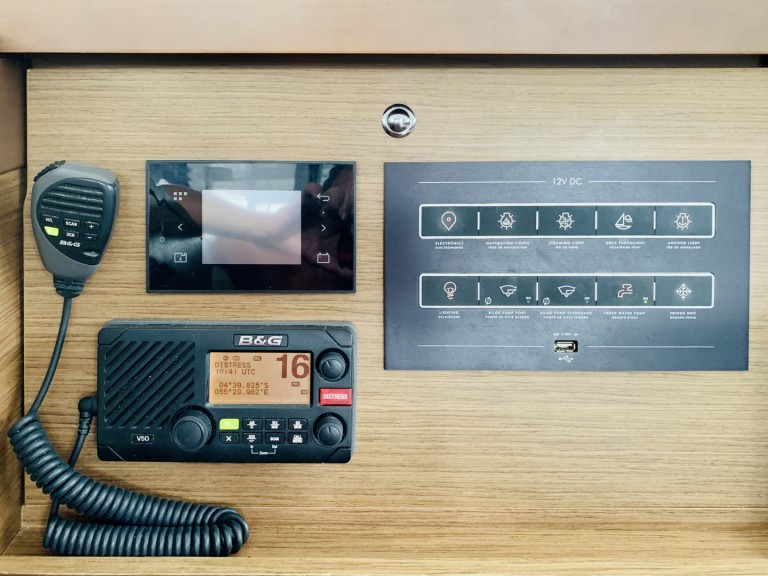 Hire Catamaran Lagoon with a boat licence