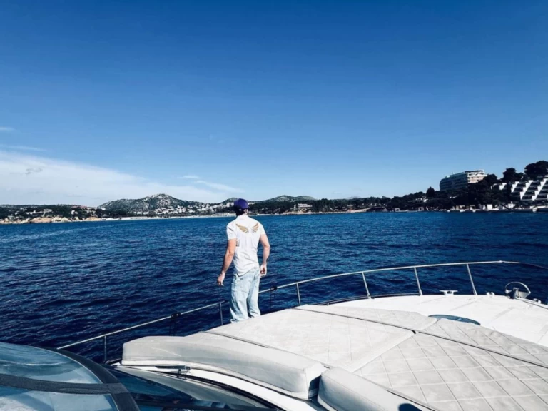 Hire Motorboat Pershing with a boat licence