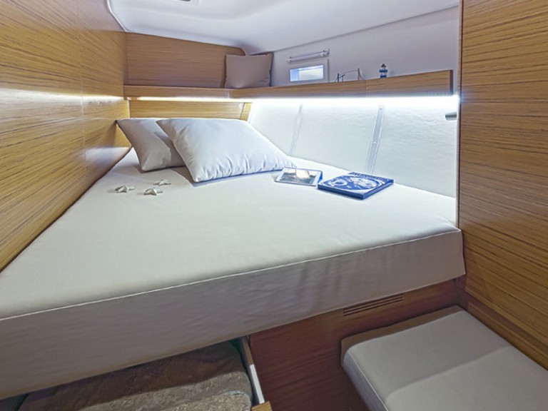 Charter a Elan Impression 494 in San Benedetto del Tronto on Samboat