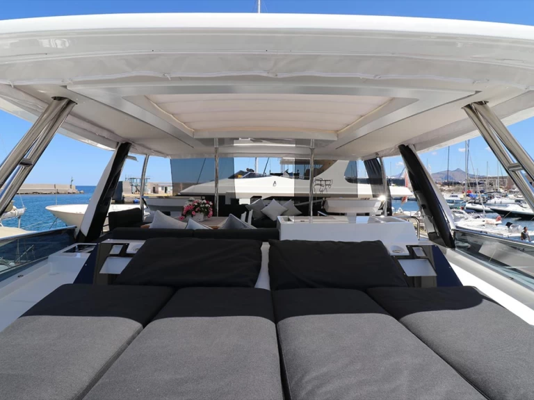 Hire Luxury Yacht Lagoon with a boat licence
