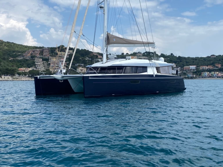 Catamaran hire in Cannigione - Fountaine Pajot Ipanema 58