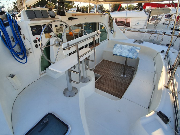 Hire a Lagoon Lagoon 38 Hyères