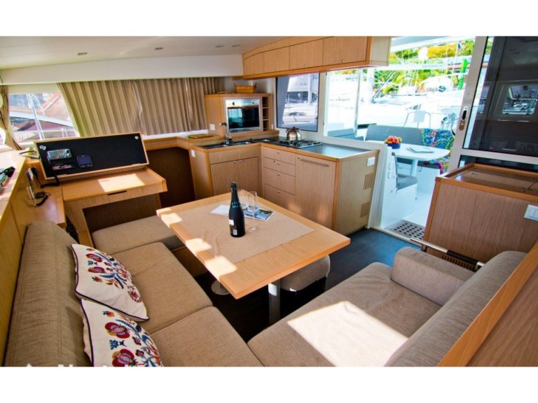 Catamaran to hire Hyères at the best price