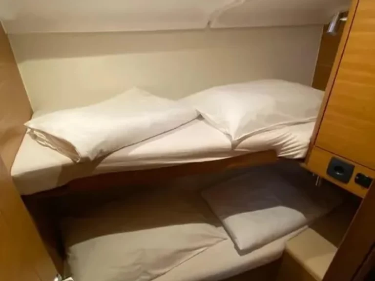 Hire a Bénéteau Oceanis 40.1 Šibenik