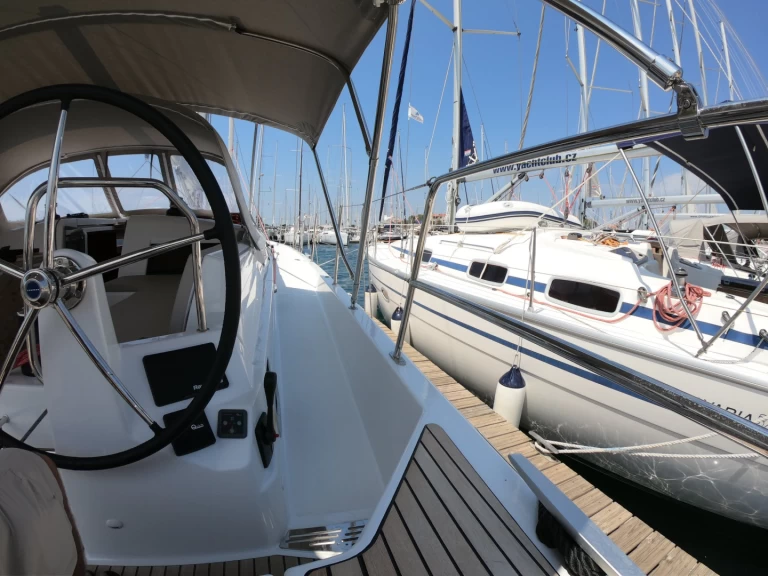 Hire Sailboat Jeanneau with a boat licence