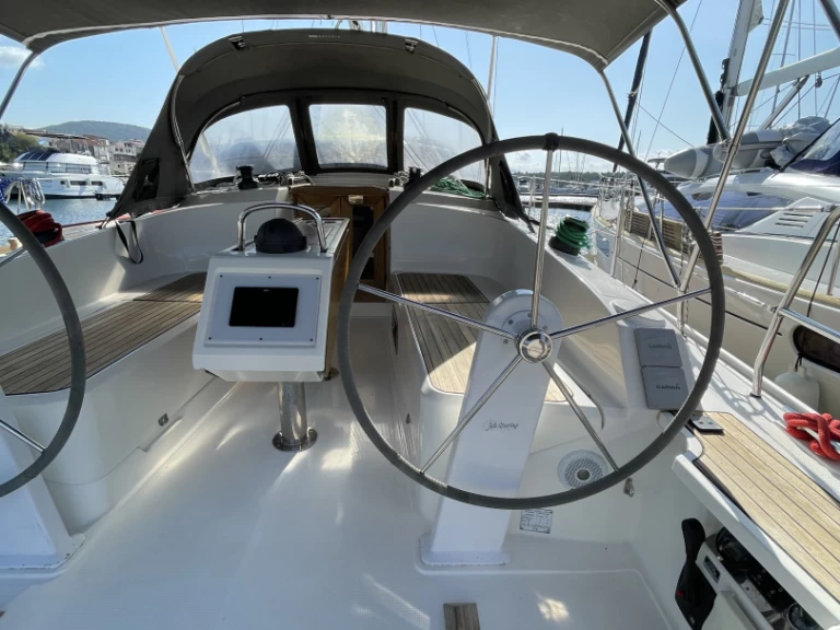 Charter a Sundecker Bavaria 37 in Šibenik on Samboat