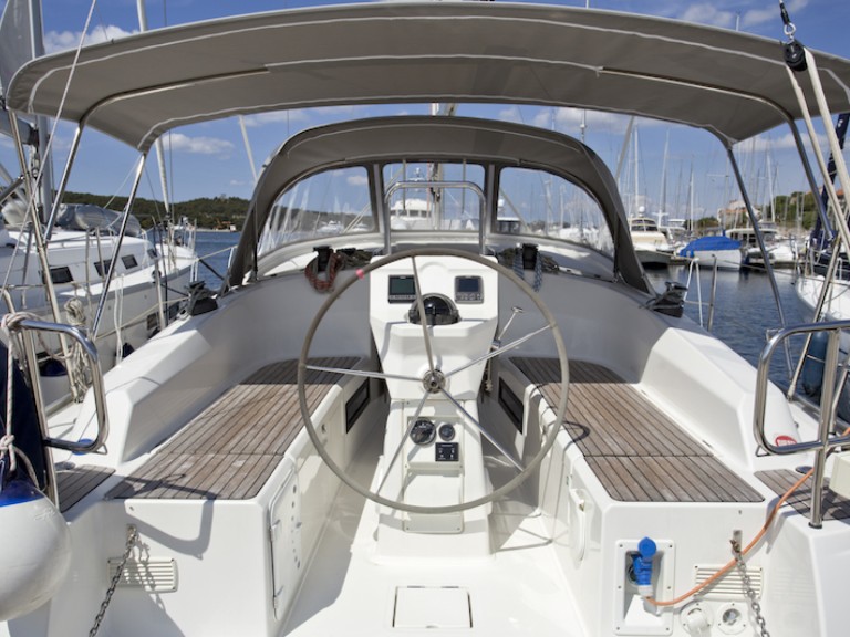 Sailboat to hire Šibenik at the best price