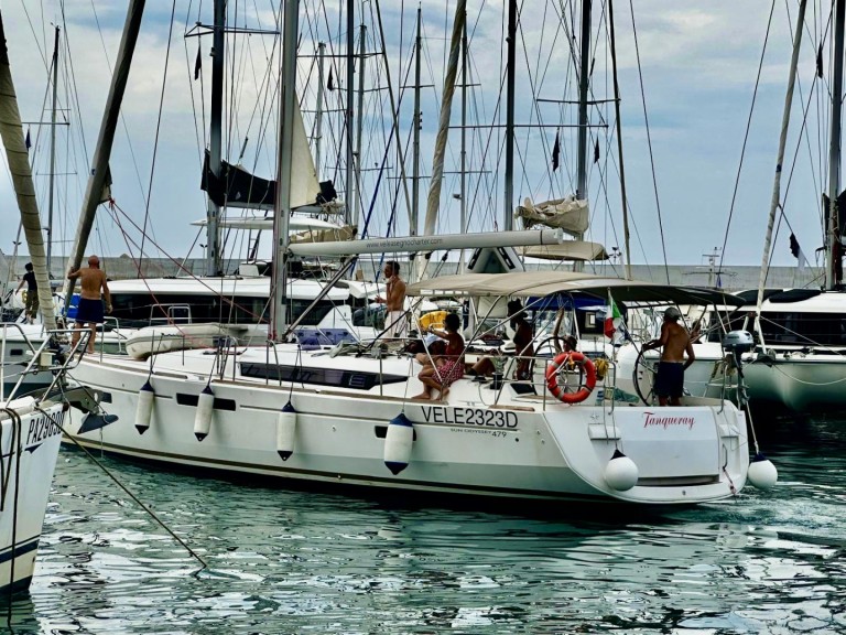 Hire Sailboat Jeanneau with a boat licence