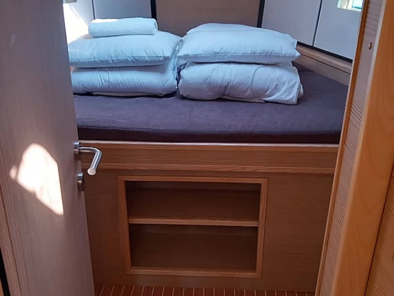 Hire Sailboat D&D Yacht with a boat licence