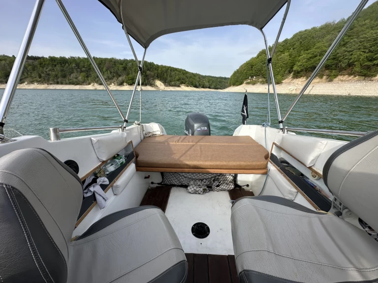 Hire Motorboat Jeanneau with a boat licence