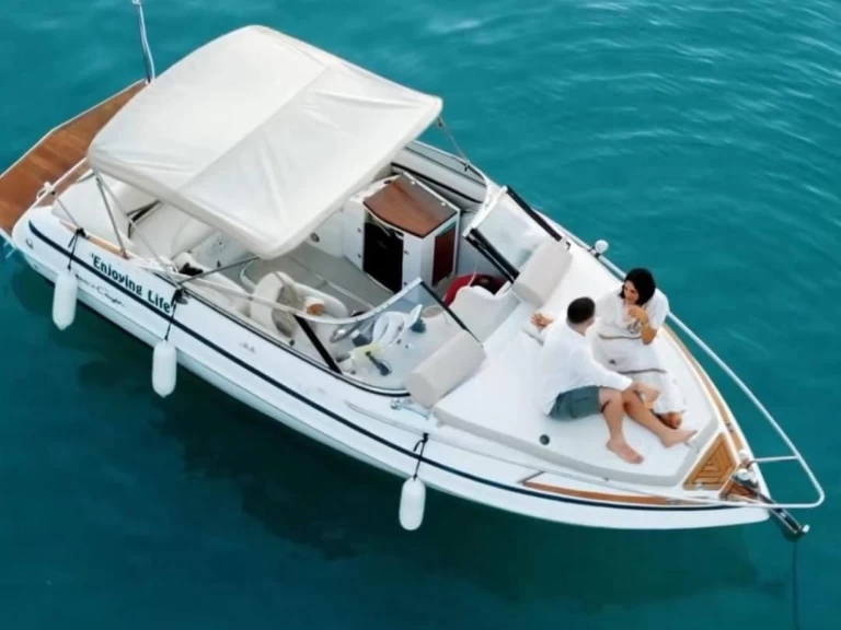 Hire Motorboat Chris Craft with a boat licence