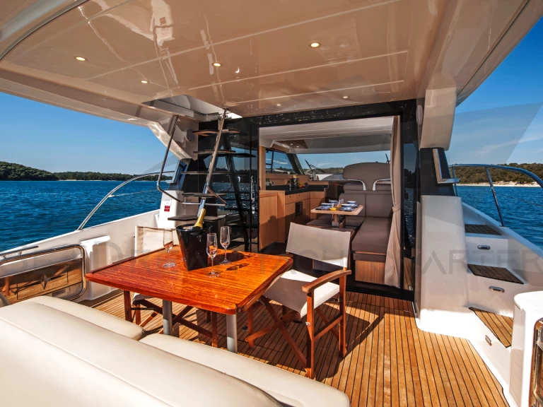 Charter a Bavaria Bavaria Virtess 420 in Sukošan on Samboat