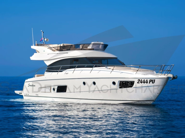 Hire Motorboat Bavaria with a boat licence