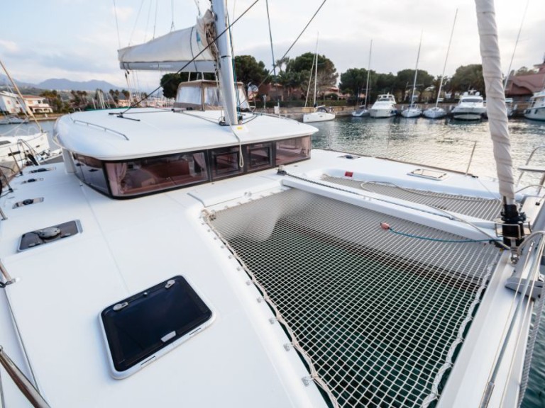 Hire Catamaran Lagoon with a boat licence