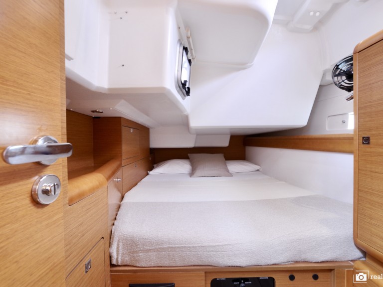 Charter a Jeanneau Sun Odyssey 519 in Puntone on Samboat