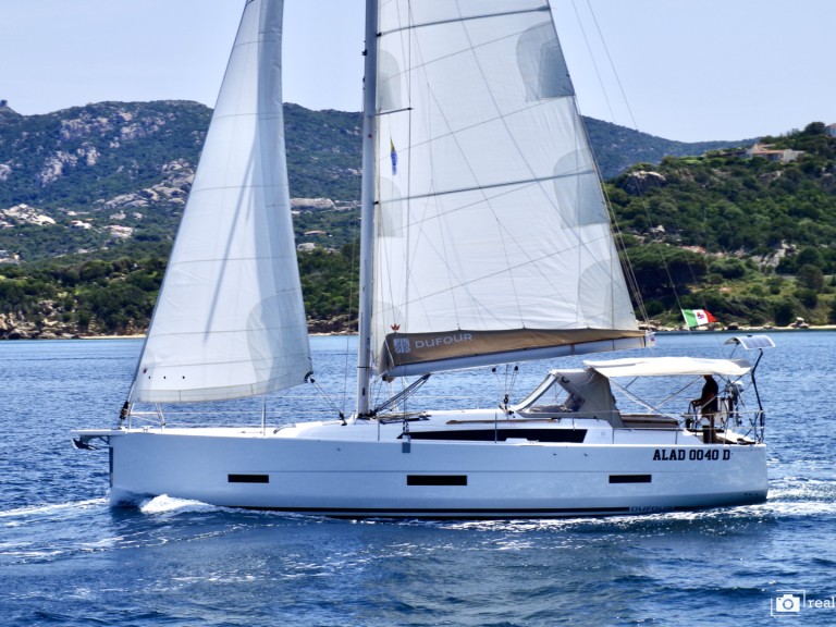 Sailboat hire in Cannigione - Dufour Dufour 430