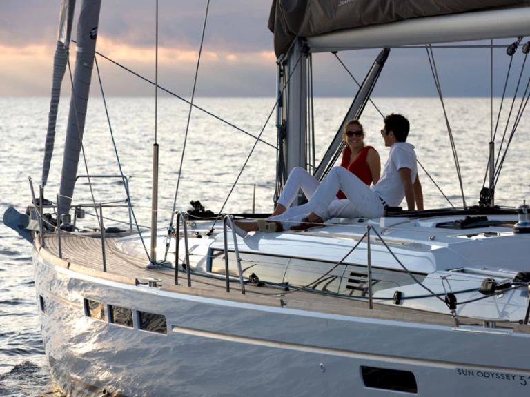 Sailboat to hire Arrecife at the best price