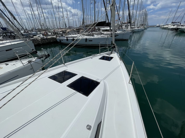 Sailboat to hire Alimos at the best price