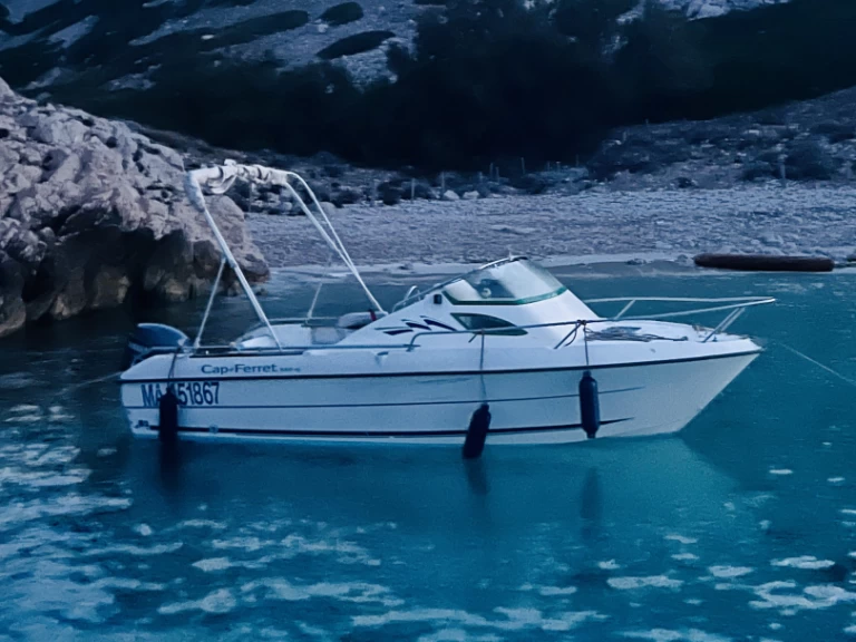 Hire a B2 Marine Cap Ferret 550 Marseille