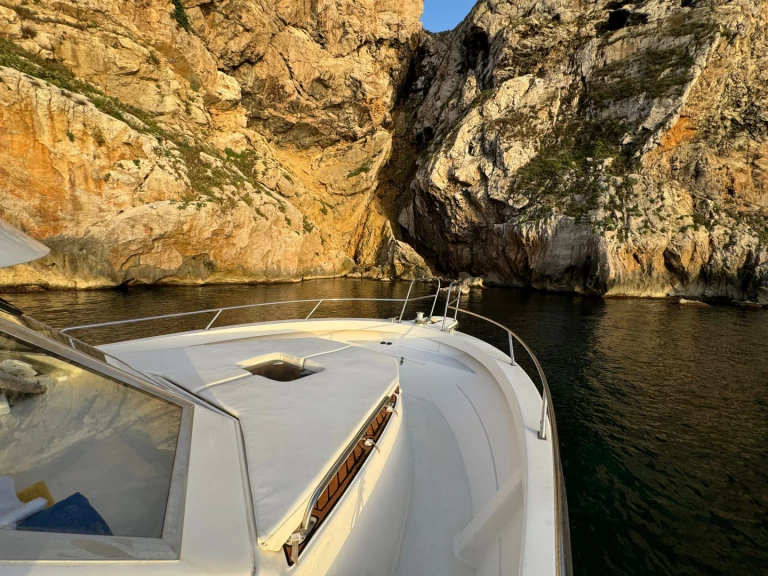 Hire Motorboat Rodman with a boat licence