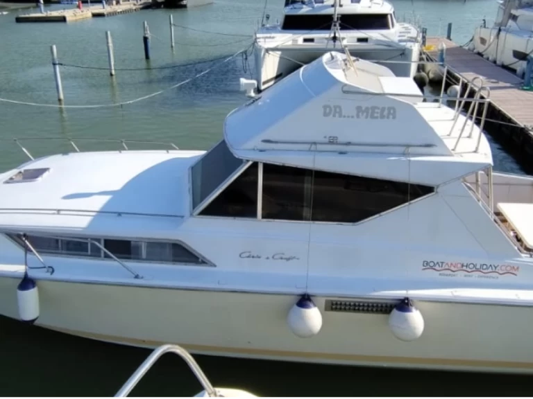 Charter a Chris Craft Corvette 37 in Porto Vallugola on Samboat