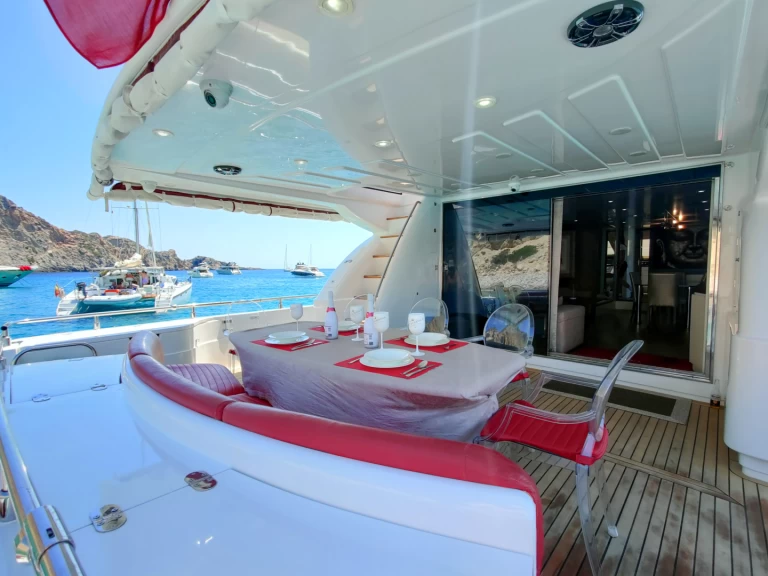 Hire Luxury Yacht GEMINIS with a boat licence