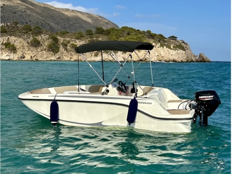 Hire Motorboat Quicksilver with a boat licence