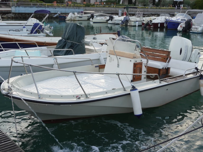 Yacht charter La Spezia - Boston Whaler Boston Whaler 18 Outrage on SamBoat