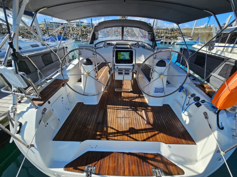 Hire a Bavaria Bavaria 40 Cruiser Toulon