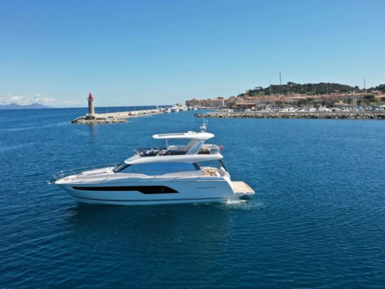Yacht charter Port des Marines de Cogolin - Prestige 630 on SamBoat