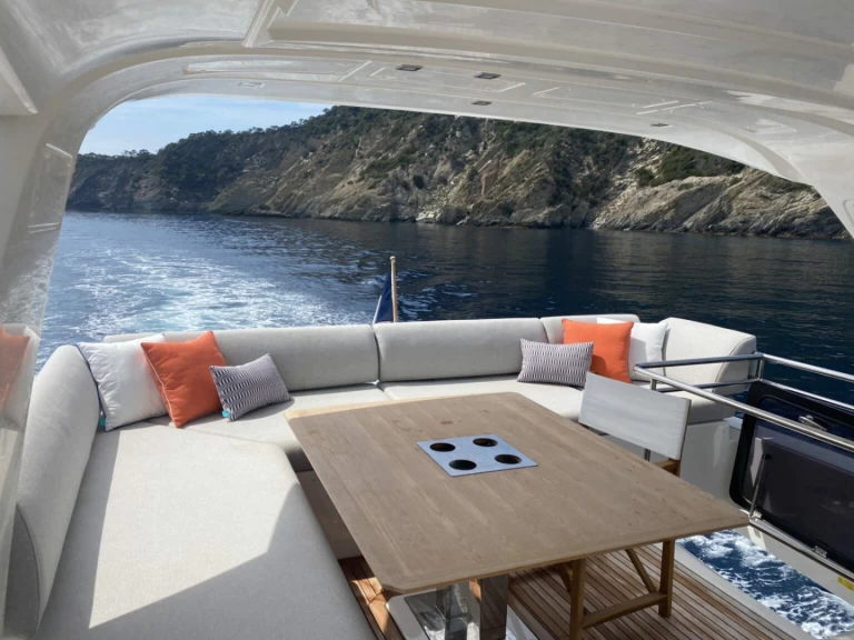 Hire a Prestige 630 Port des Marines de Cogolin