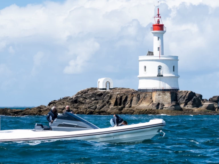 Charter a Lomac 10.5 Gran Turismo  in La Trinité-sur-Mer on Samboat