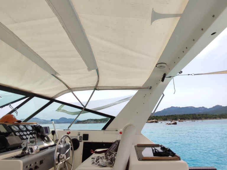 Hire Motorboat Tiara with a boat licence