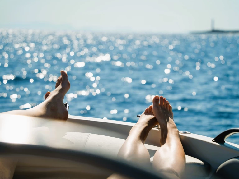 Hire Motorboat Polyester Yacht with a boat licence