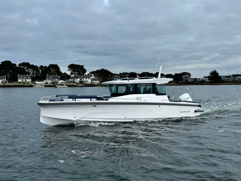 Hire a Axopar Axopar 29 XC Cross Cabin La Trinité-sur-Mer