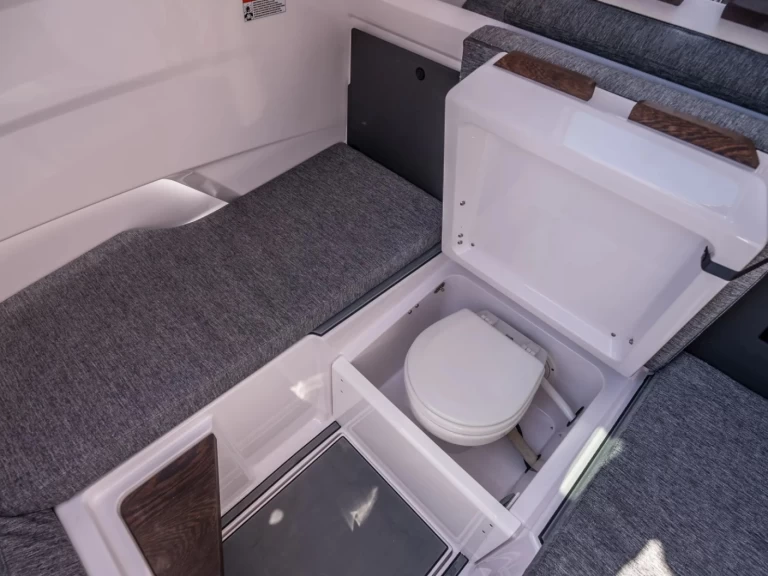 Hire a Axopar Axopar 29 XC Cross Cabin La Trinité-sur-Mer