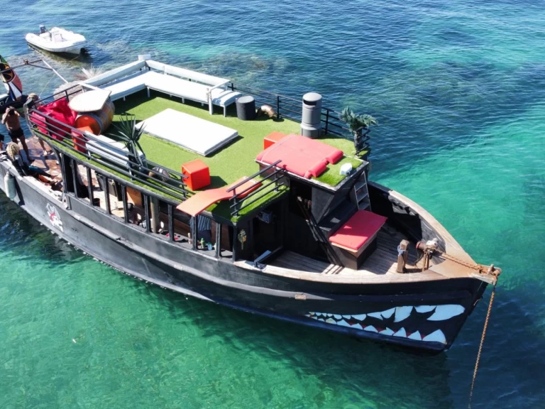 Hire Motorboat Custom Made with a boat licence