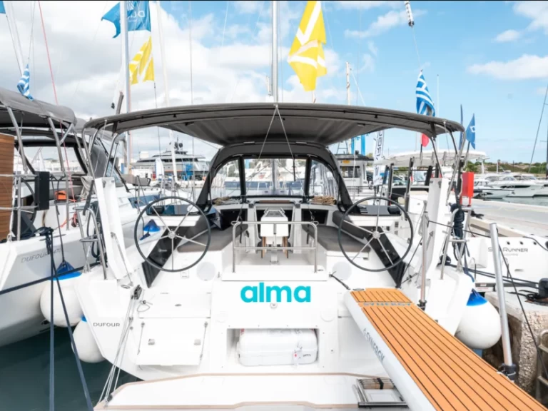 Sailboat to hire Alimos at the best price