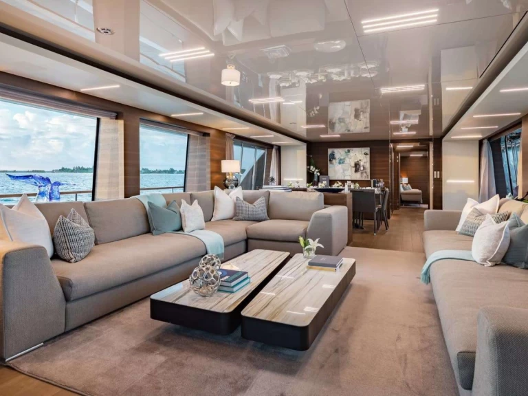 Hire Luxury Yacht Custom Line with a boat licence