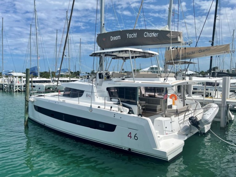 Catamaran to hire Nassau at the best price