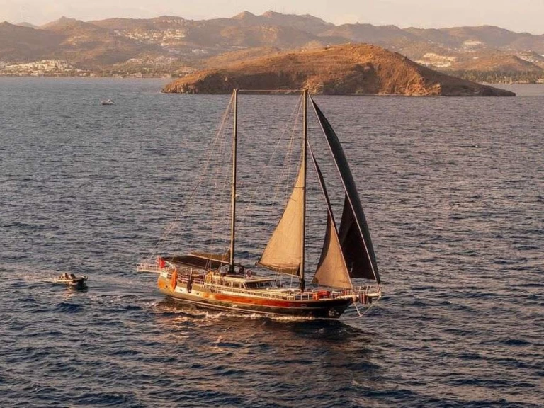 Hire Luxury Yacht Custom with a boat licence