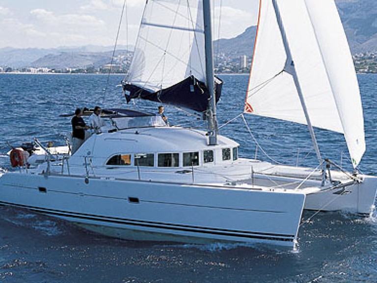 Charter a Lagoon Lagoon 380 in Propriano on Samboat