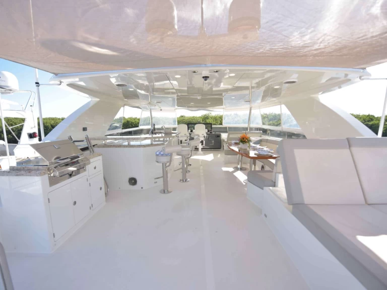 Luxury Yacht to hire Nassau at the best price