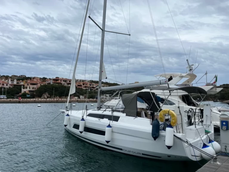 Sailboat hire in Alimos - Dufour Dufour 37