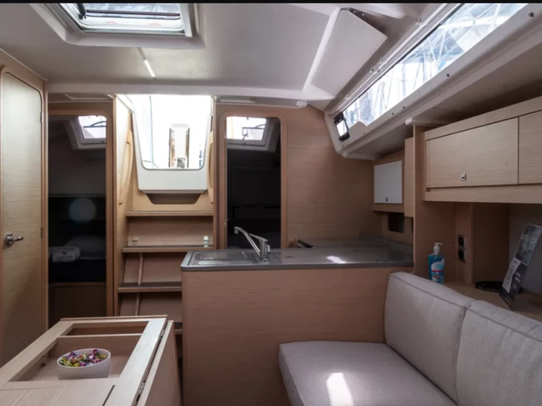 Sailboat to hire Alimos at the best price